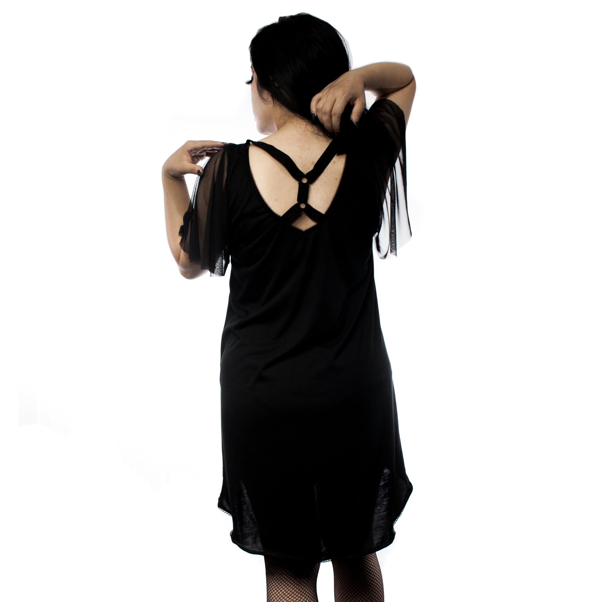 Vestido negro asimetrico arnes manga transparente